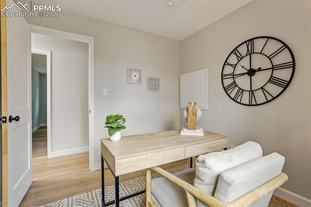 Image 33 of 48: Office