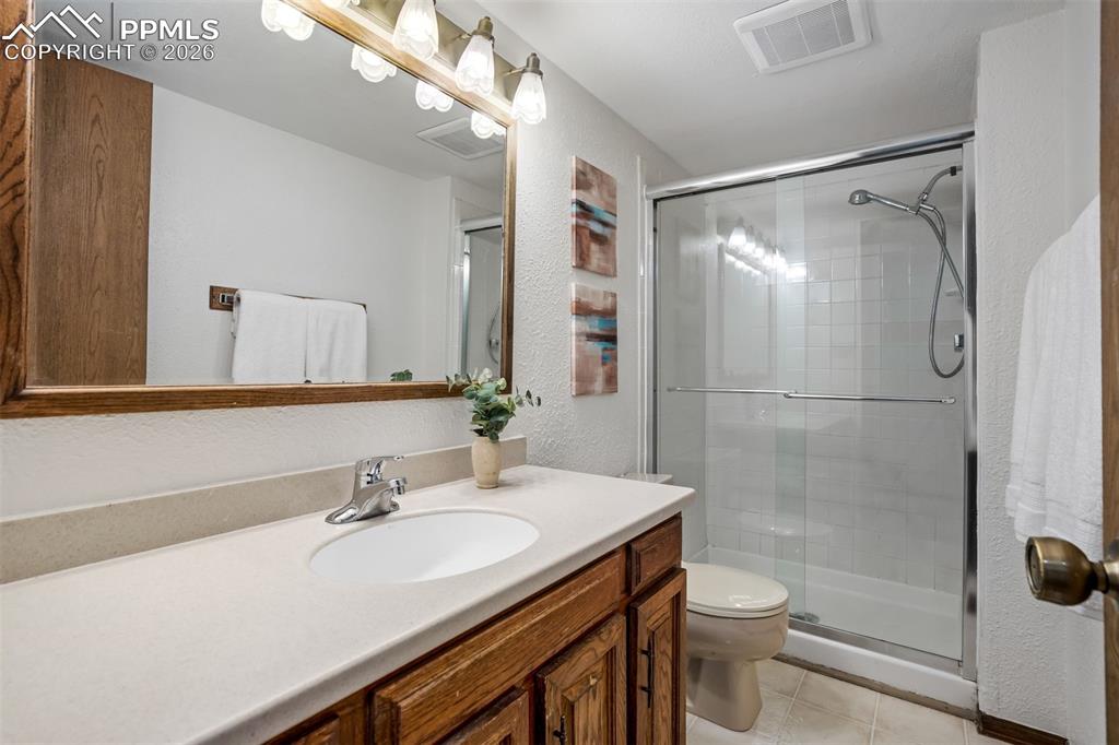 Image 34 of 48: Bathroom