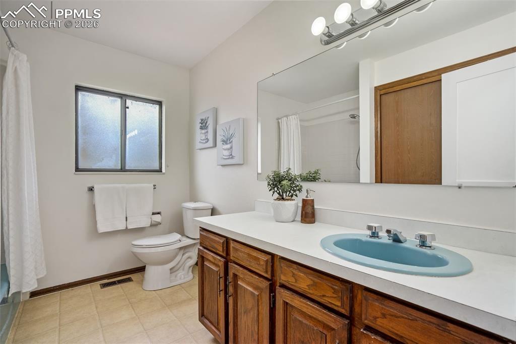 Image 39 of 48: Bathroom