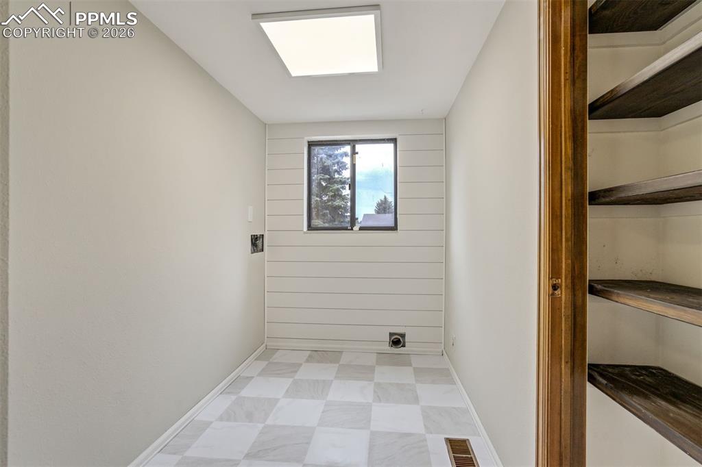 Image 43 of 48: Laundry