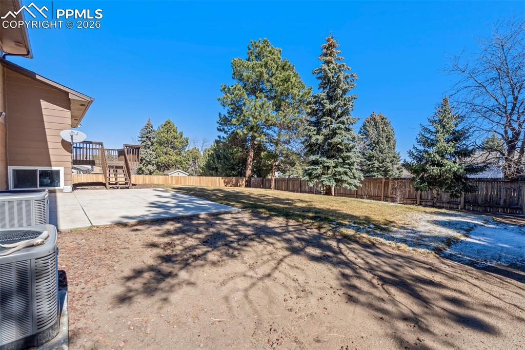 Image 44 of 48: Yard