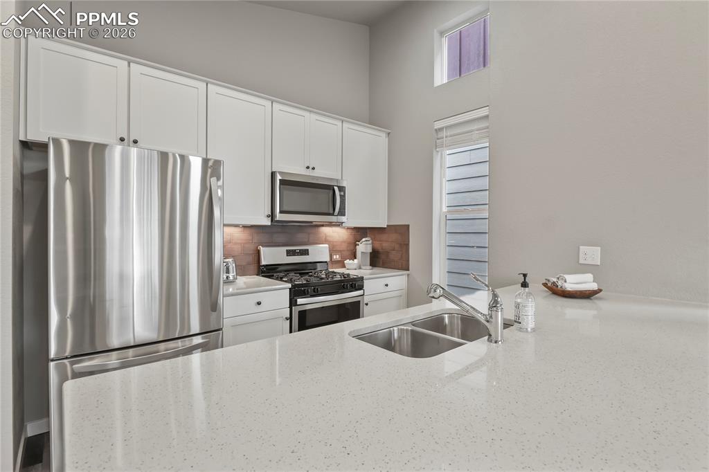 Image 15 of 37: Kitchen