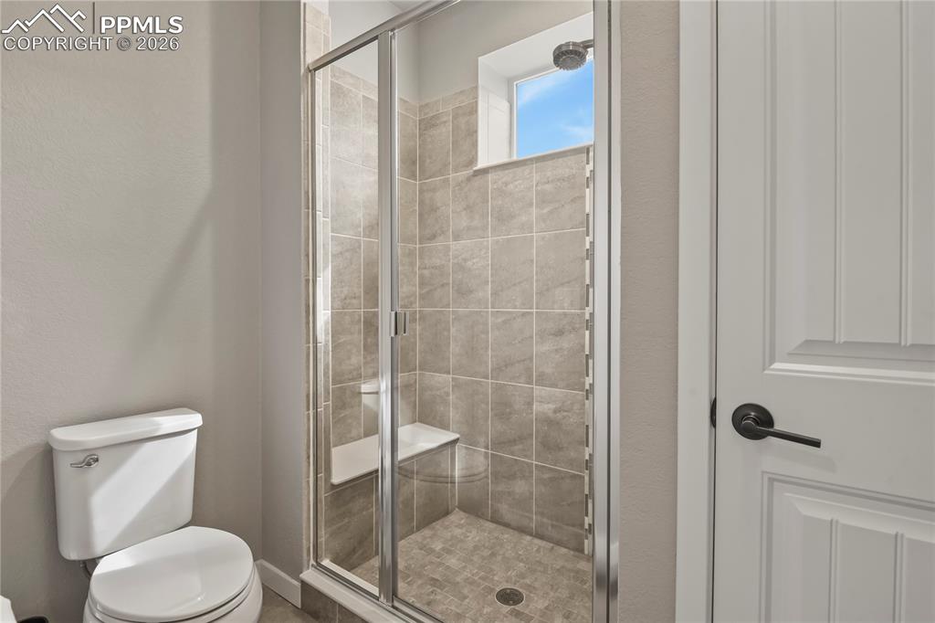 Image 23 of 37: Bathroom