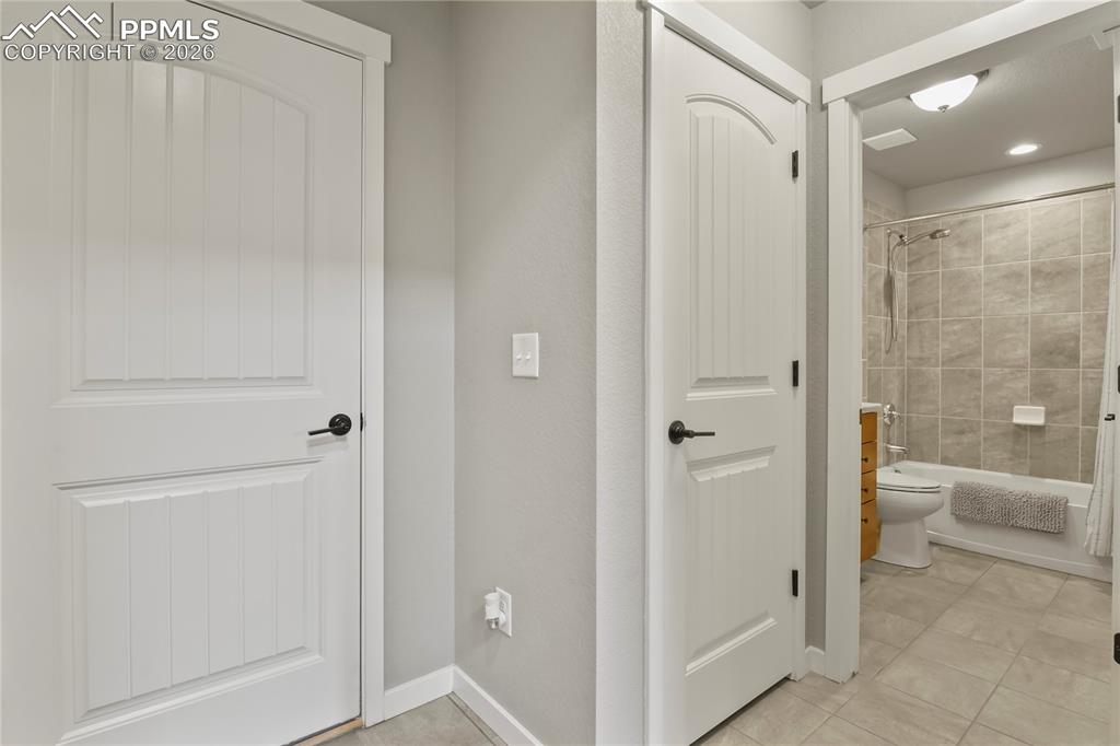 Image 27 of 37: Bathroom