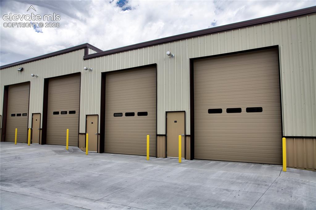 Image 3 of 20: Multiple overhead doors with integrated windows