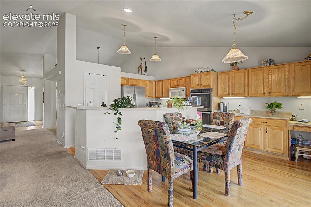 Image 19 of 48: Dining Area