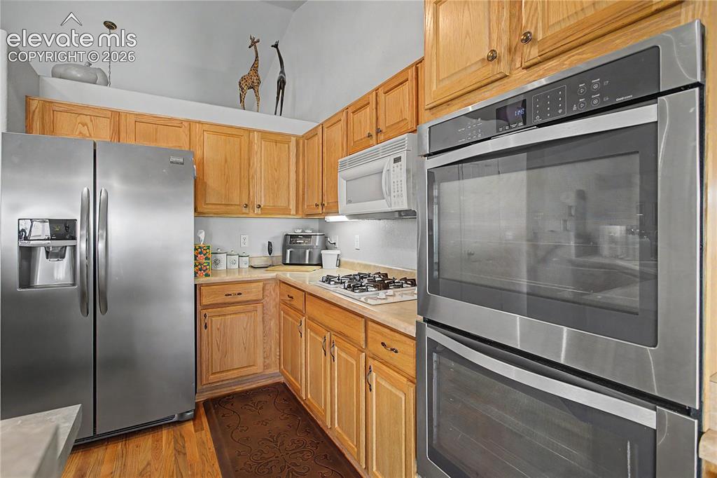 Image 21 of 48: Kitchen