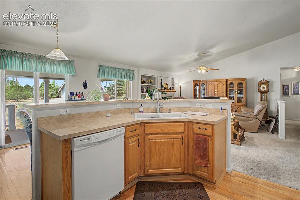 Image 22 of 48: Kitchen
