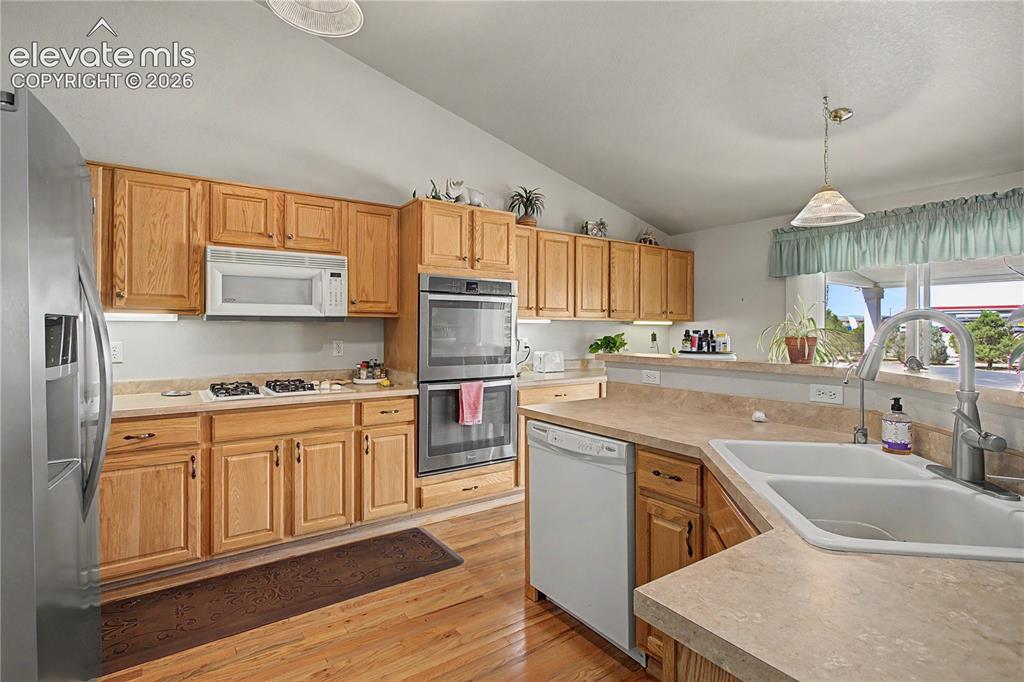 Image 23 of 48: Kitchen