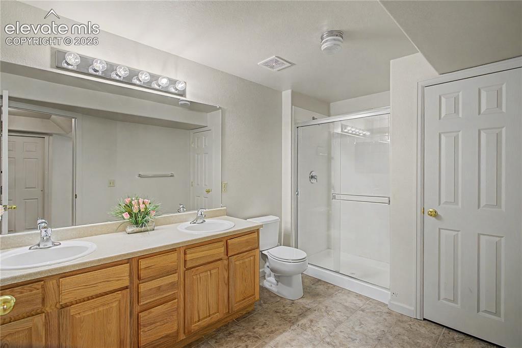 Image 39 of 48: Bathroom