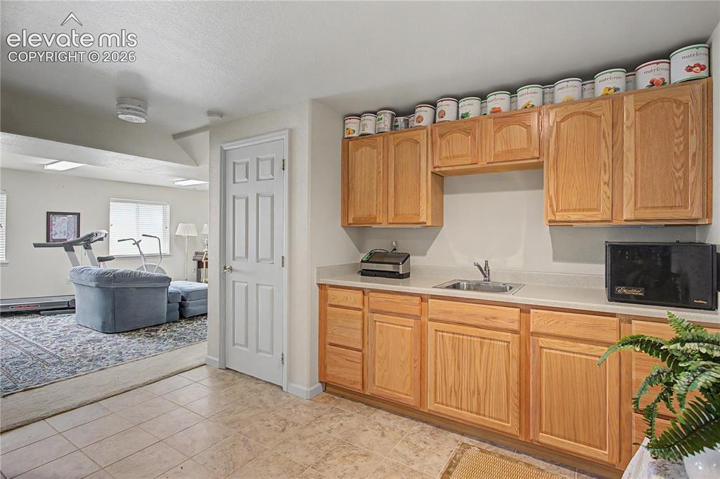 Image 41 of 48: Kitchen
