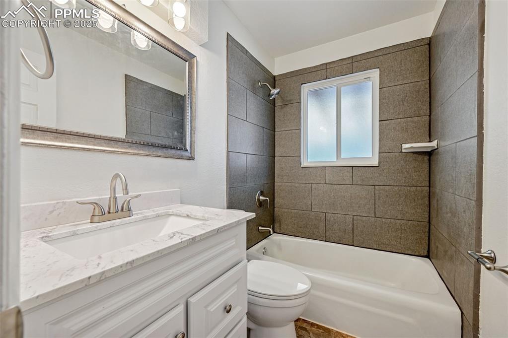 Image 25 of 27: Full Bathroom 