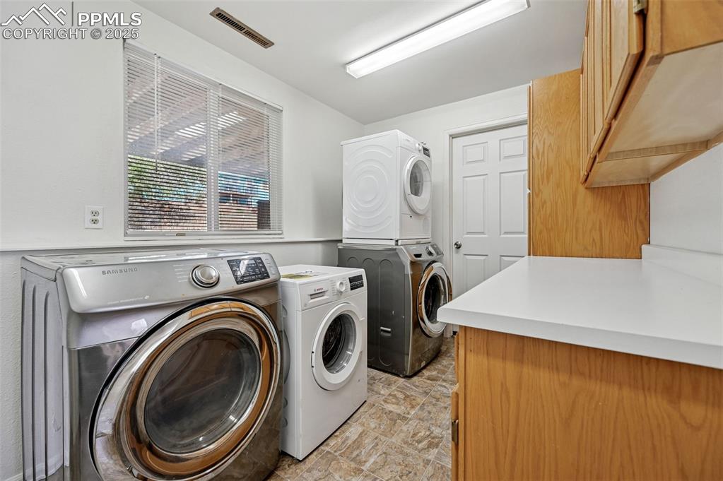 Image 27 of 27: Laundry area 