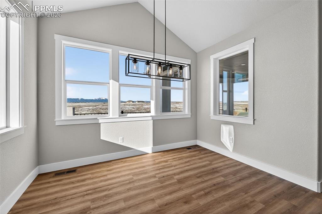 Image 18 of 48: Dining Area