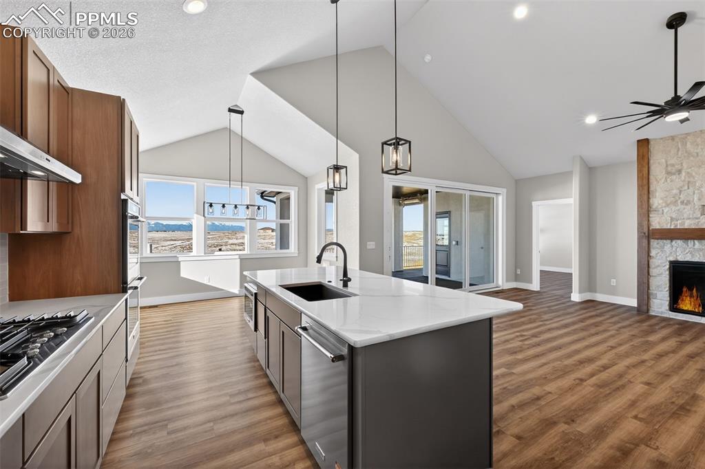 Image 4 of 48: Kitchen