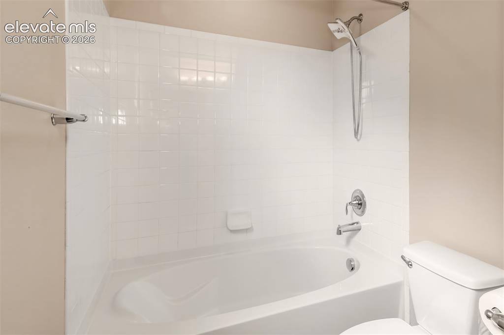 Image 18 of 22: Primary bathroom