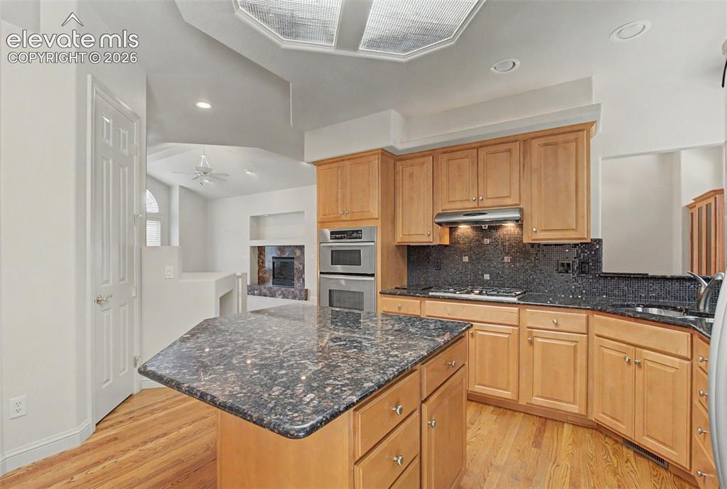 Image 10 of 46: Kitchen