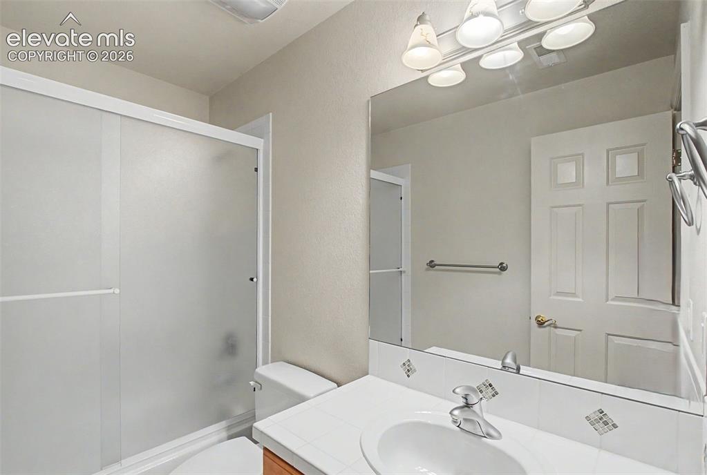 Image 32 of 46: Bathroom