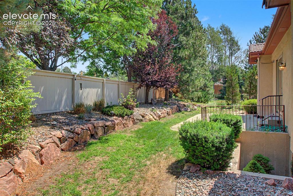 Image 42 of 46: Yard