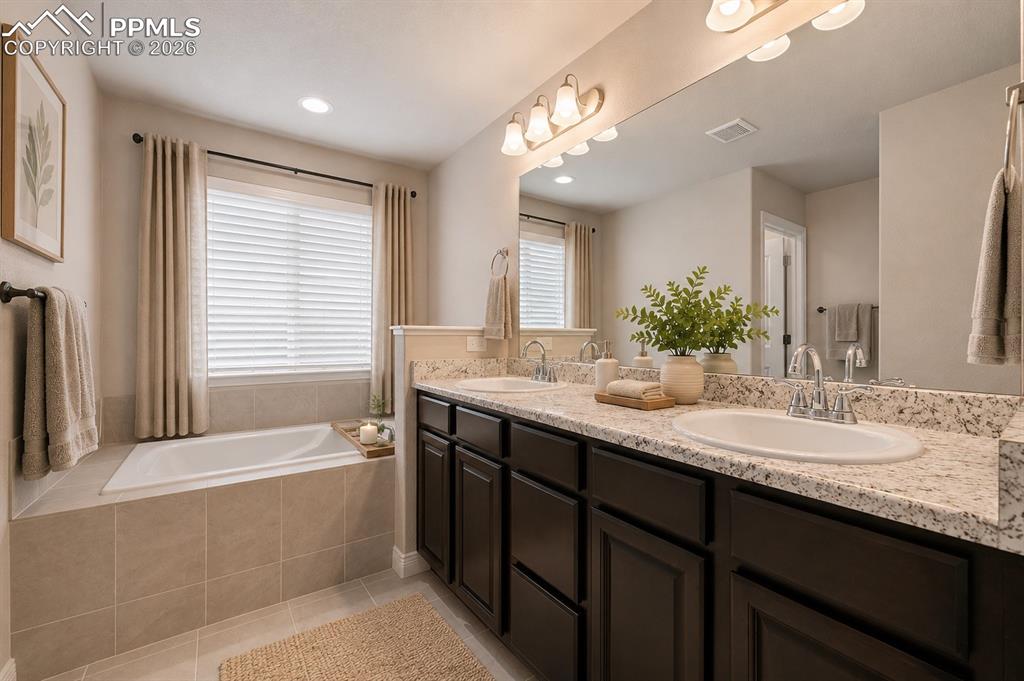 Image 19 of 40: Bathroom