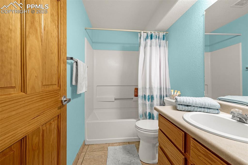 Image 17 of 19: Bathroom