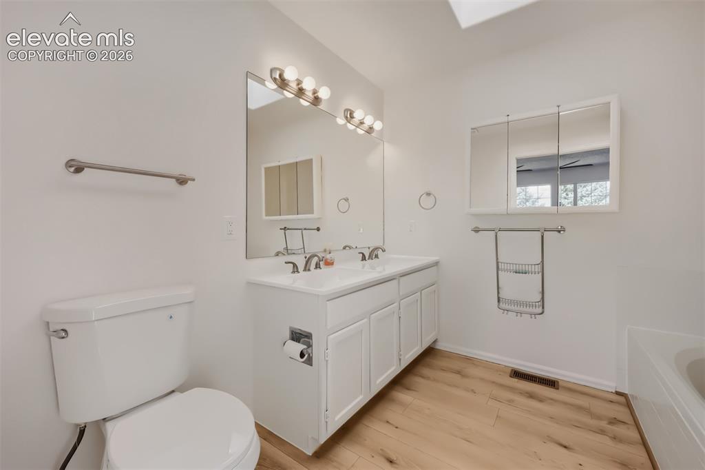 Image 14 of 32: Bathroom