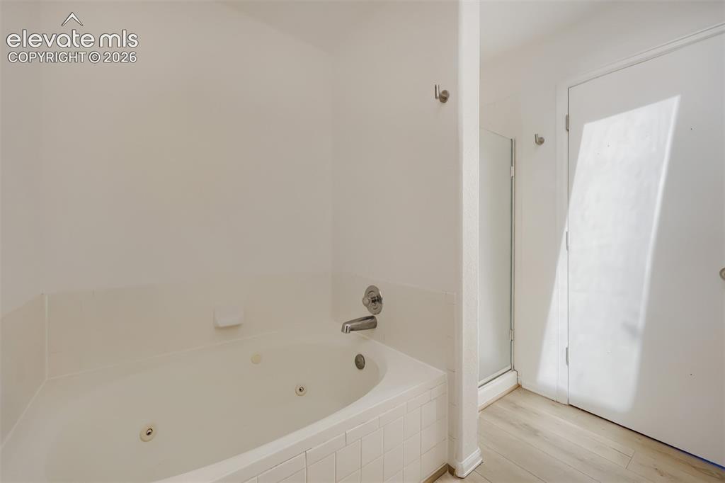 Image 15 of 32: Bathroom