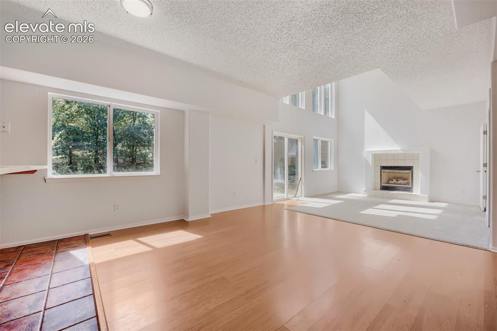 Image 6 of 32: Living Room