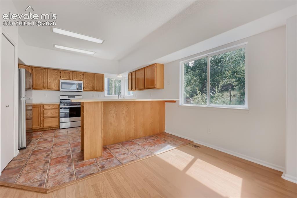 Image 7 of 32: Kitchen