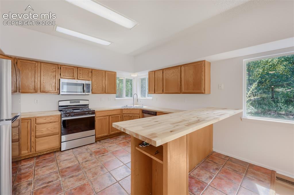 Image 8 of 32: Kitchen