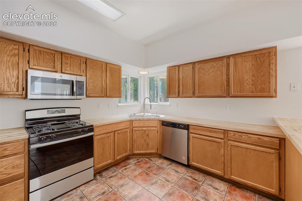 Image 9 of 32: Kitchen