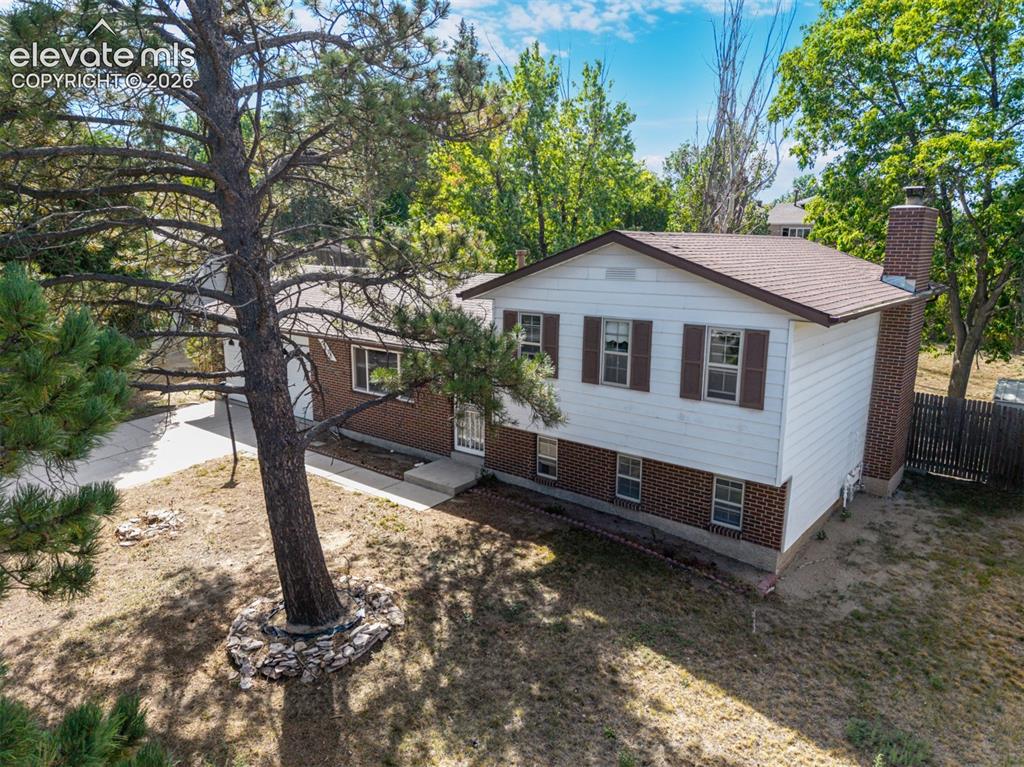 Image 30 of 44: Tri-level home on a cul-de-sac with a large yard to enjoy year-round. 