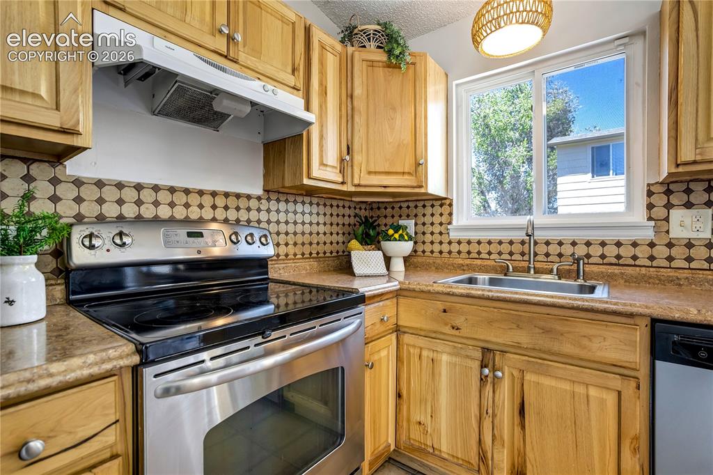 Image 25 of 41: Kitchen