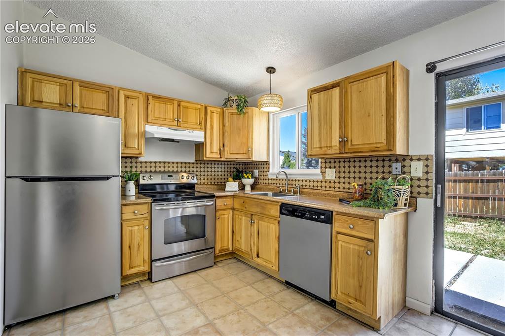 Image 26 of 41: Kitchen