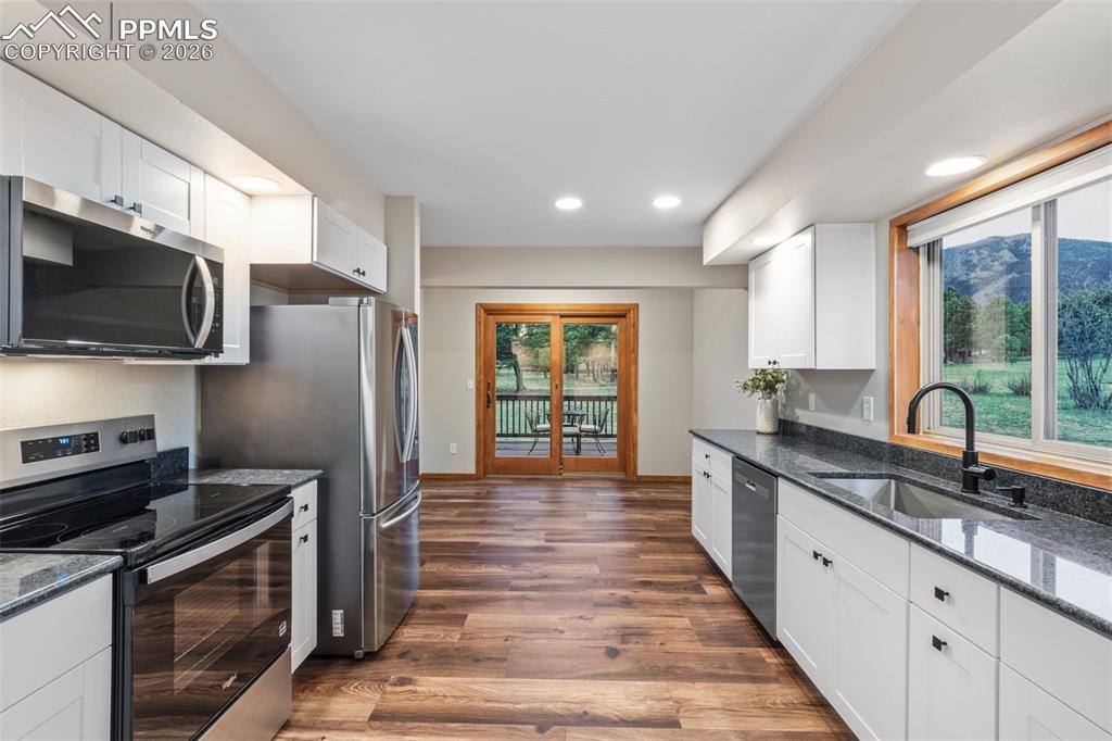 Image 5 of 40: Kitchen