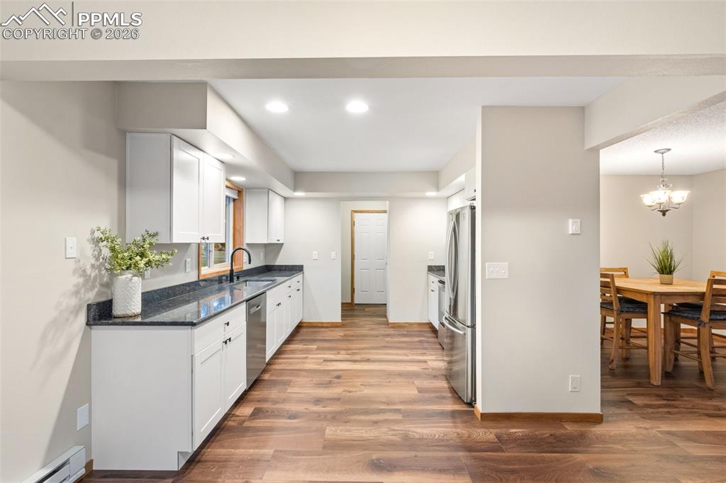 Image 7 of 40: Kitchen