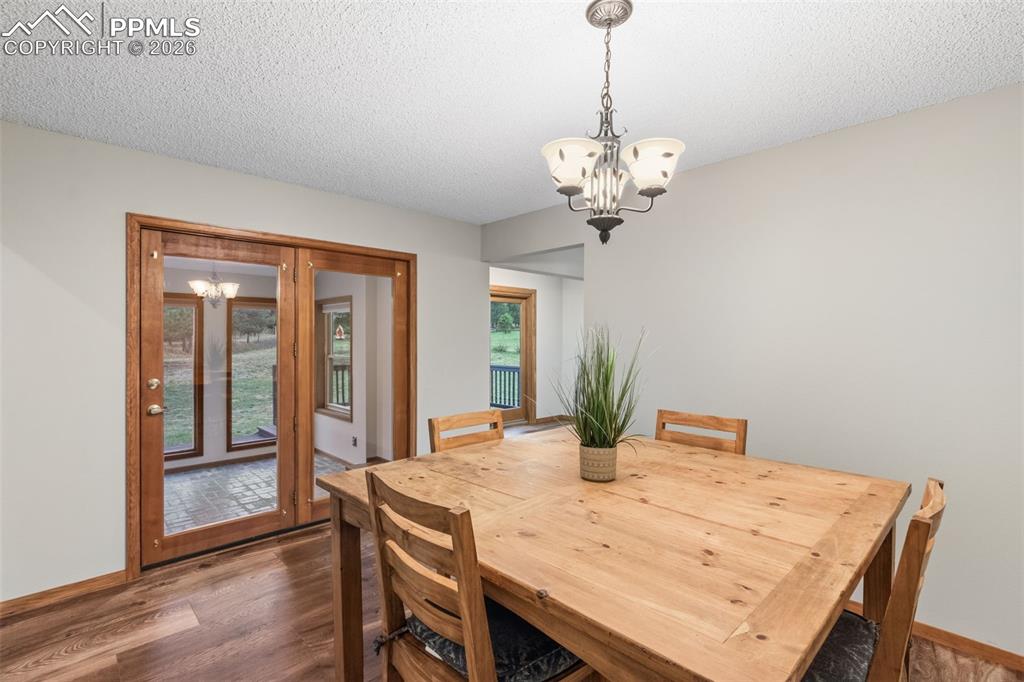 Image 8 of 40: Dining Area