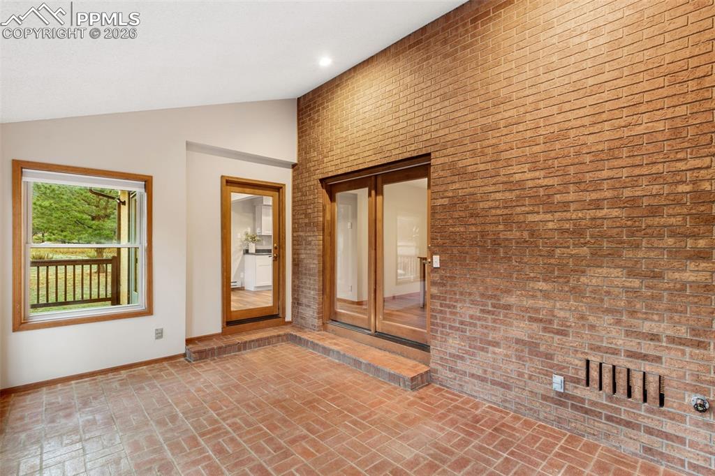 Image 9 of 40: Sun Room