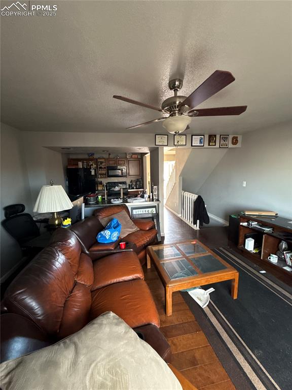 Image 10 of 32: Living Room