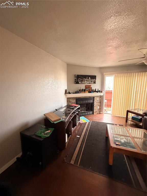 Image 12 of 32: Living Room