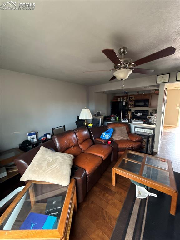 Image 15 of 32: Living Room