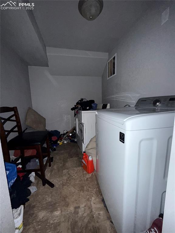 Image 23 of 32: Laundry