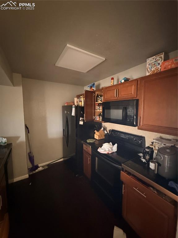 Image 4 of 32: Kitchen