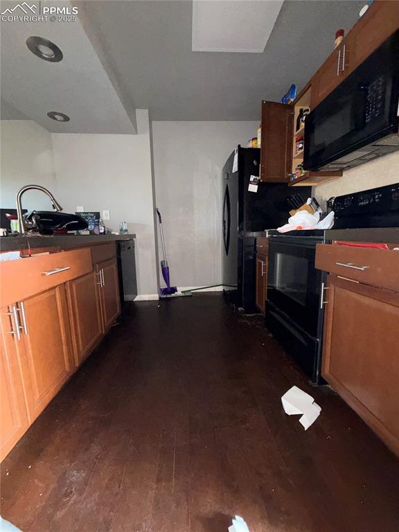 Image 5 of 32: Kitchen