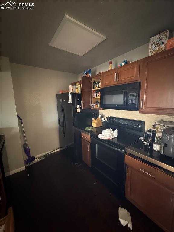 Image 6 of 32: Kitchen