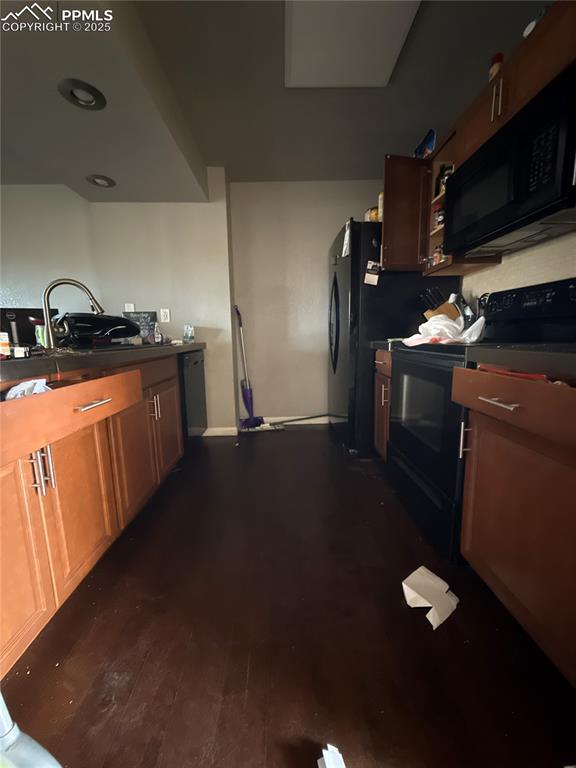 Image 7 of 32: Kitchen