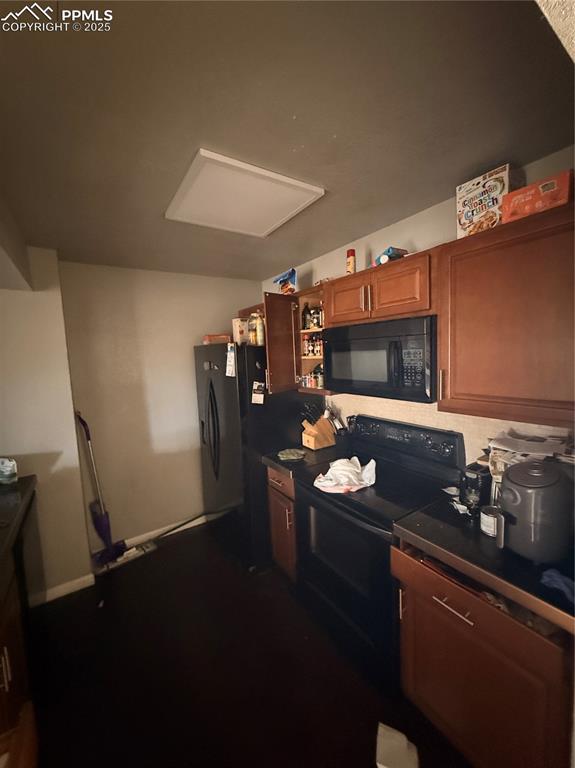 Image 9 of 32: Kitchen