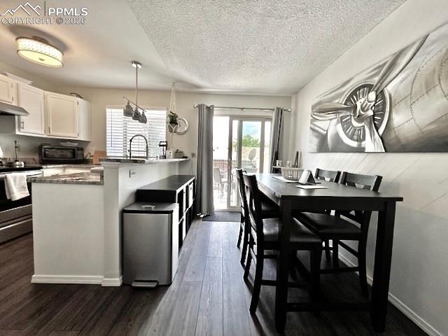 Image 11 of 41: Kitchen