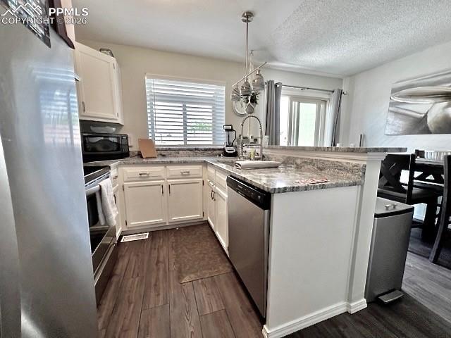 Image 13 of 41: Kitchen