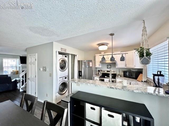 Image 15 of 41: Kitchen